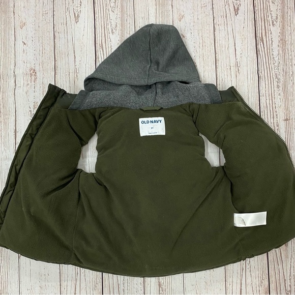 Boys Old Navy Puffer Vest with Gray Hood - Picture 3 of 3